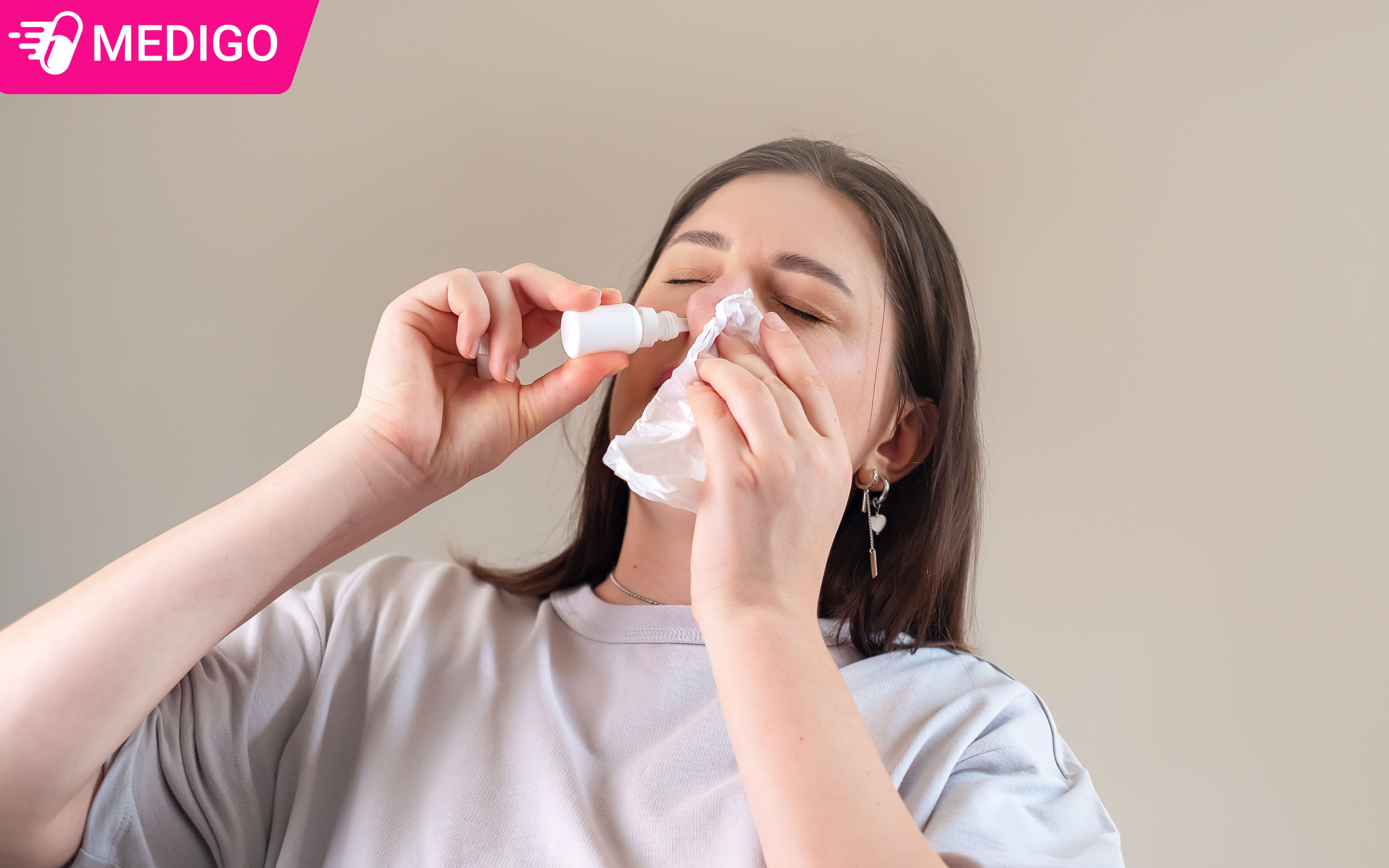 Rua-hoac-xit-mui-bang-nuoc-muoi-sinh-ly-de-giam-ngua-lo-mui