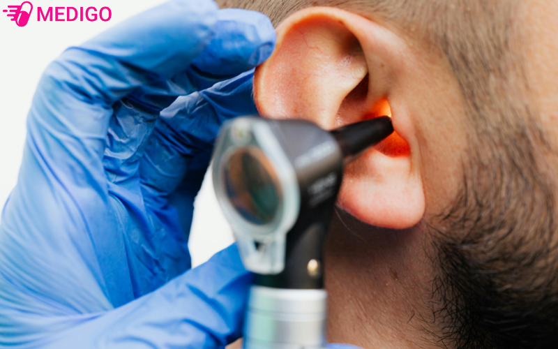 Dung-nuoc-muoi-sinh-ly-de-rua-tai