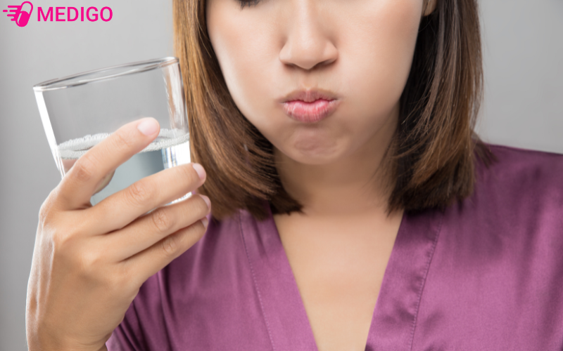 Pha-loang-bach-phan-voi-nuoc-de-suc-mieng-khi-bi-nhiet-mieng