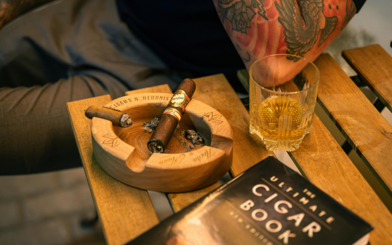 Hut-thuoc-la-ruou-bia-se-la-nguyen-nhan-dan-den-dot-quy-som