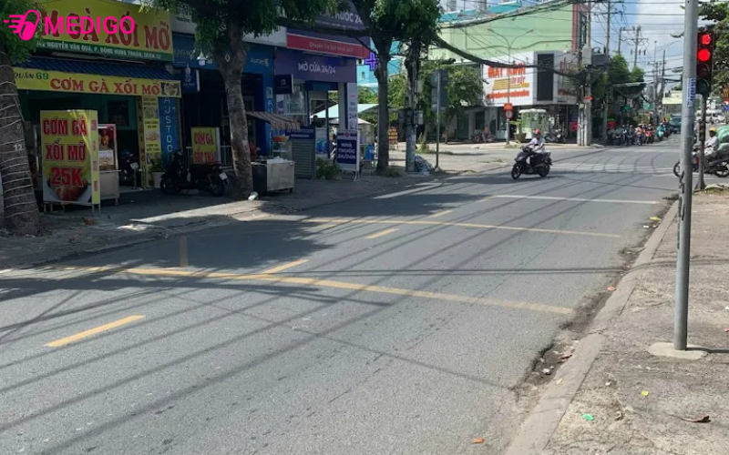 Nha-thuoc-24h-nam-ngay-tren-duong-Nguyen-Van-Qua