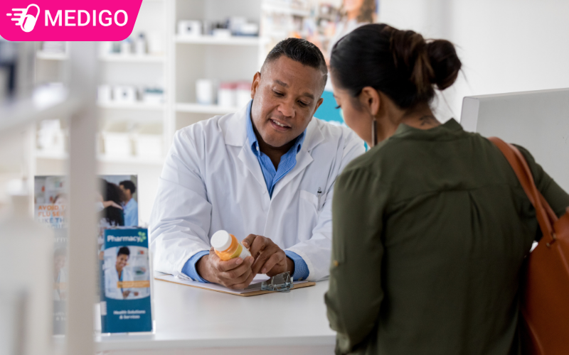 Nha-thuoc-dat-chuan-thuong-co-cac-duoc-si-chuyen-mon-cao