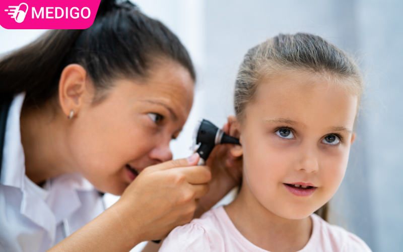 Neu-tre-em-bi-chay-mu-o-tai-hay-dua-di-kham-bac-si