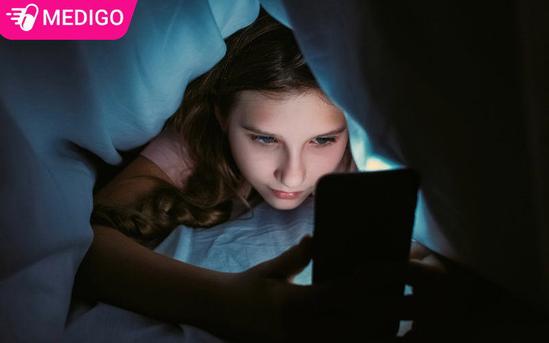 Su-dung-thiet-bi-dien-tu-truoc-khi-ngu-gay-anh-huong-den-giac-ngu