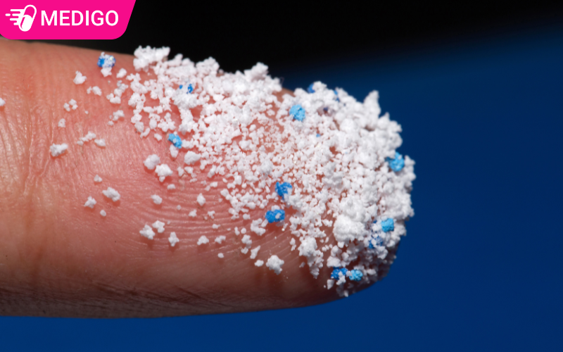 Cac-hat-vi-nhua-nho-li-ti-tren-dau-ngon-tay