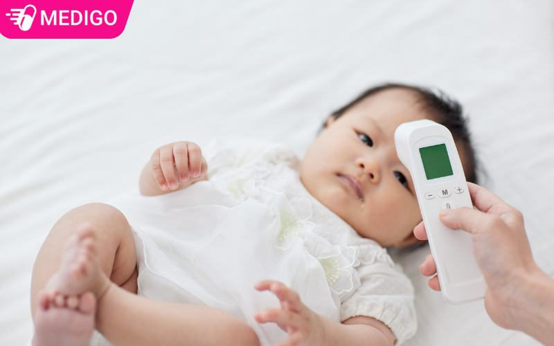 Con bị sốt phải làm sao? 5 cách hạ sốt an toàn tại nhà cho bé