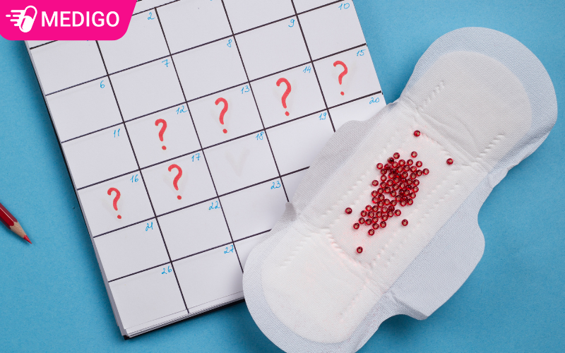 Ra máu sau quan hệ khi chu kỳ không đều: 7 dấu hiệu cần lưu ý