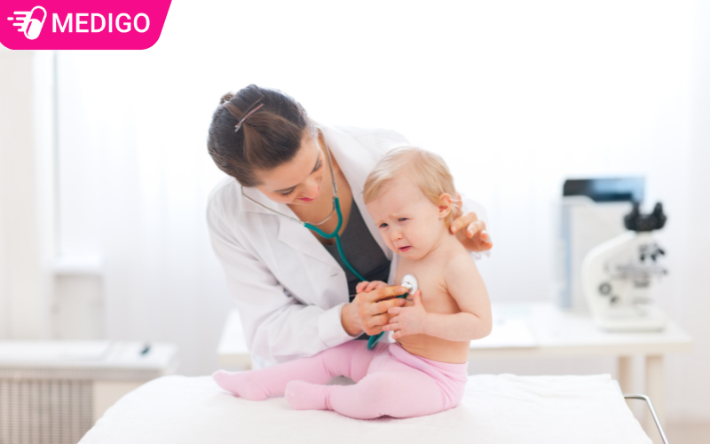 Luon-theo-doi-tinh-trang-cua-be-va-dua-be-den-benh-vien-neu-co-dau-hieu-nguy-hiem