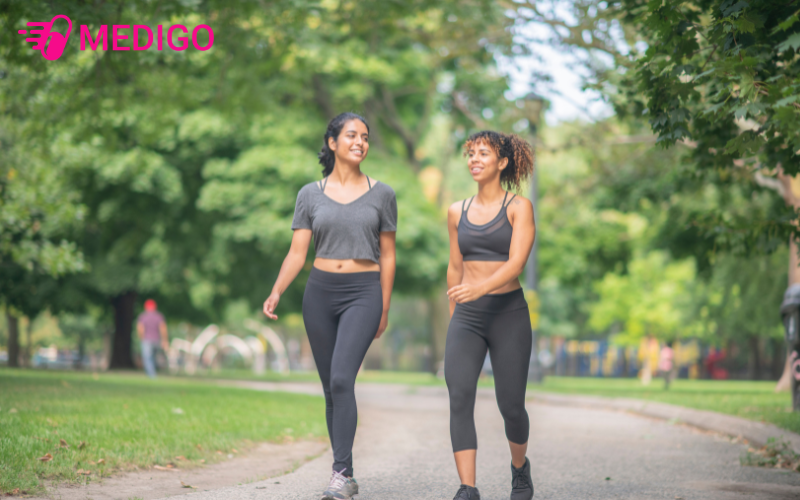 Me-bim-sau-sinh-nen-di-bo-va-tap-cac-dong-tac-nhe-de-luu-thong-khi-huyet