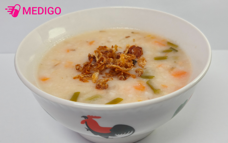 Nen-uu-tien-chao-sup-sua-khi-tre-bi-nhiet-mieng 