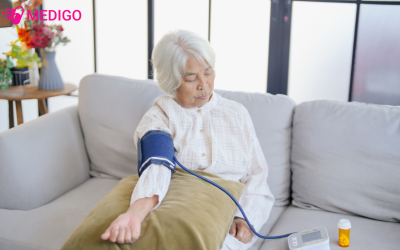 Nguoi-lon-tuoi-co-giac-ngu-kem-chat-luong-co-nguy-co-cao-bi-tang-huyet-ap