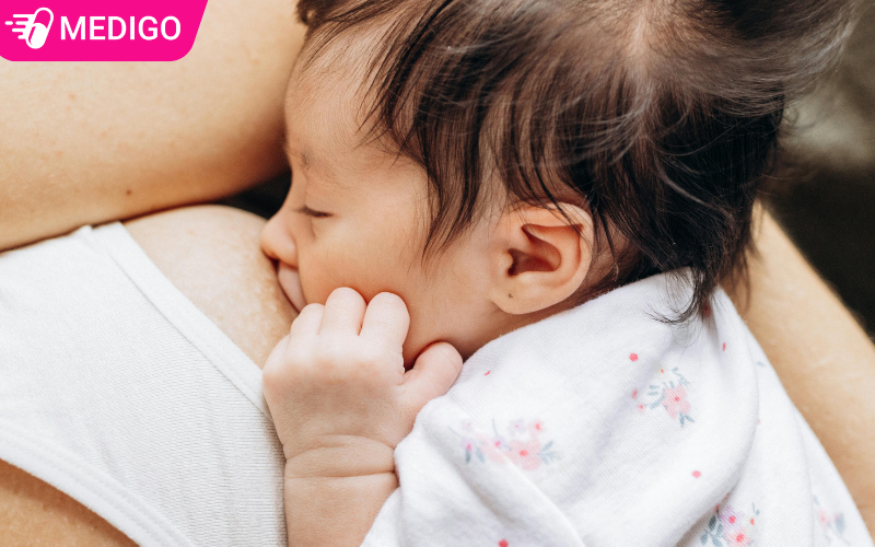 Cho con bú bị ra máu có cần đi bác sĩ không: Bao lâu không hết thì nguy hiểm?