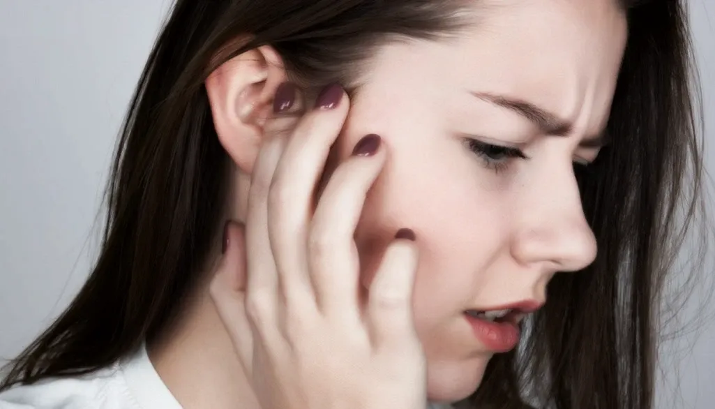 Ngứa tai trái nữ là hên hay xui? Lý giải theo tâm linh và khoa học