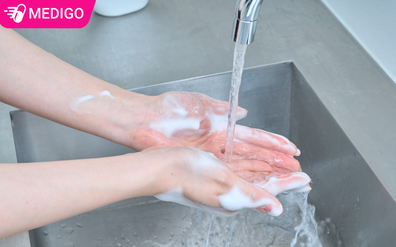 Rua-tay-bang-xa-phong-va-nuoc-sach-la-thoi-quen-quan-trong-giup-phong-tranh-cam-cum-moi-ngay