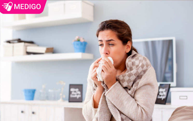 Nguoi-bi-cam-cum-thuong-co-cac-trieu-chung-nhu-sot-ho-dau-hong-va-met-moi-