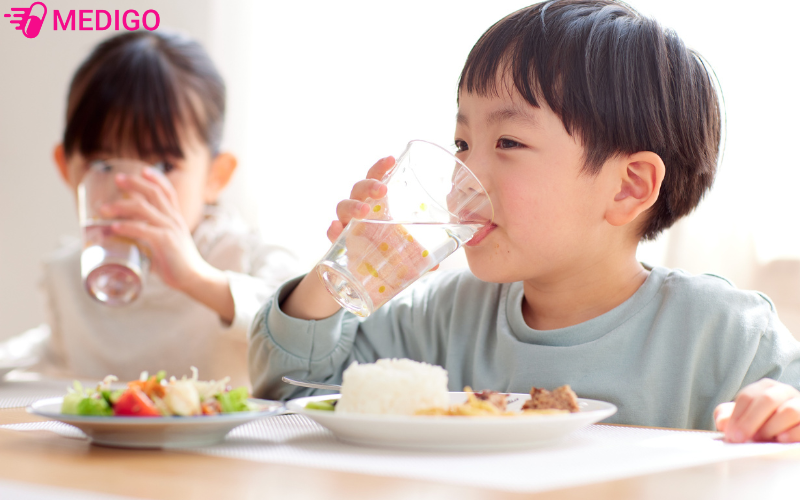 Nen-co-che-do-an-uong-phu-hop-cho-tre-khi-bi-noi-me-day