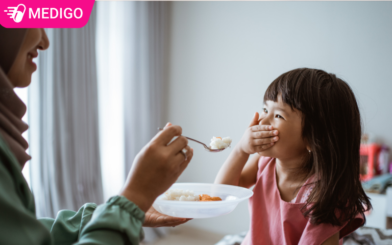 Tre-bi-nhiet-mieng-dau-mieng-khi-an