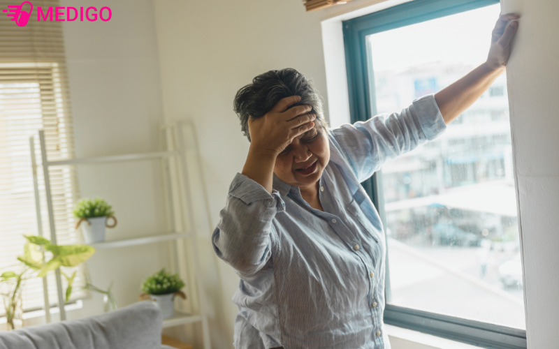 Nguoi-bi-tut-huyet-ap-thuong-xuyen-hoa-mat-chong-mat-khi-dung-len-ngoi-xuong