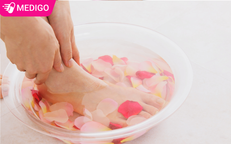 Ngam-chan-nuoc-am-giup-lam-mem-da-ho-tro-cai-thien-tinh-trang-nut-got-chan