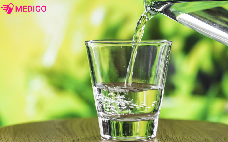 Nguoi-bi-huyet-ap-nen-uong-du-nuoc-moi-ngay